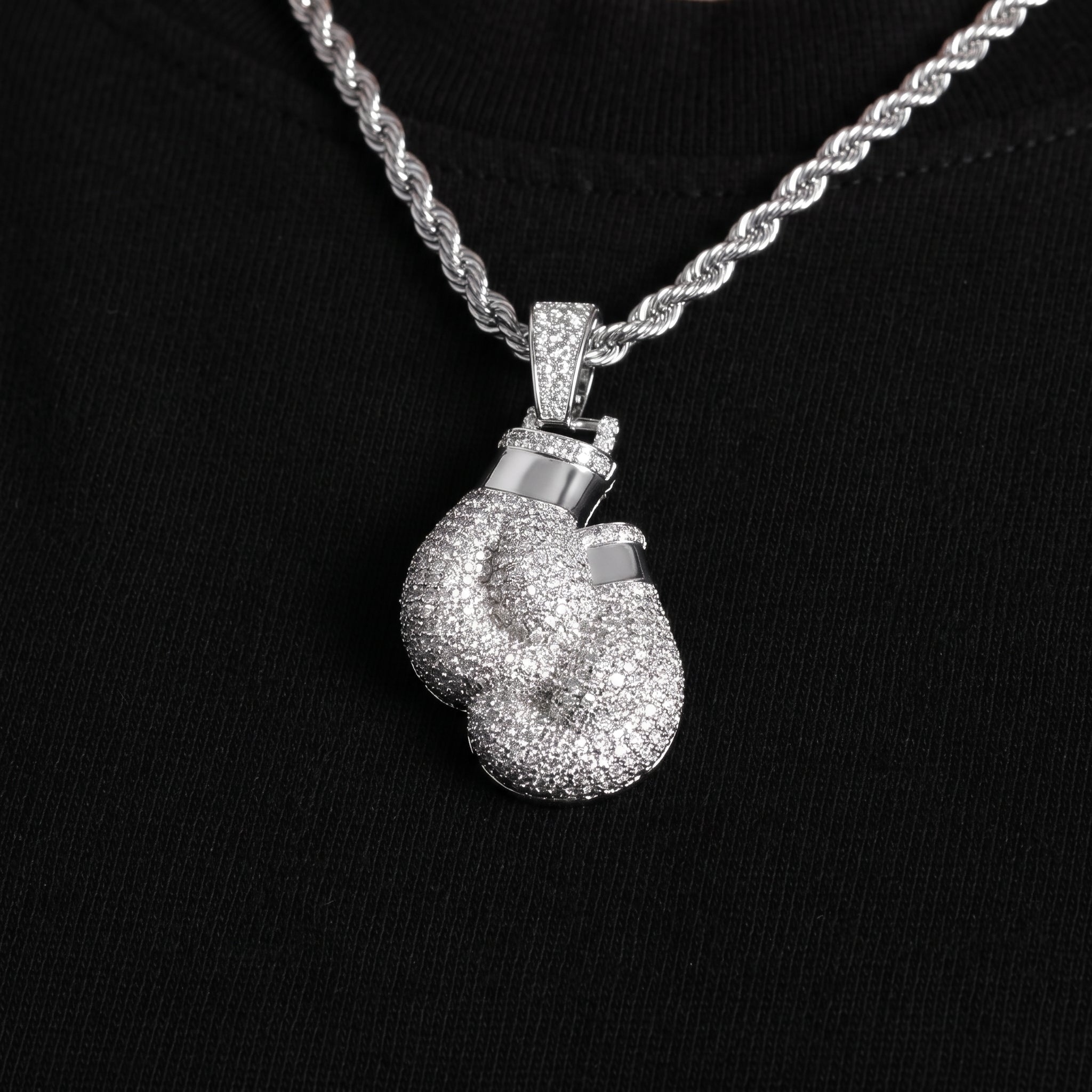 Pendentif gants de boxe glacés, finition argent, vue 3