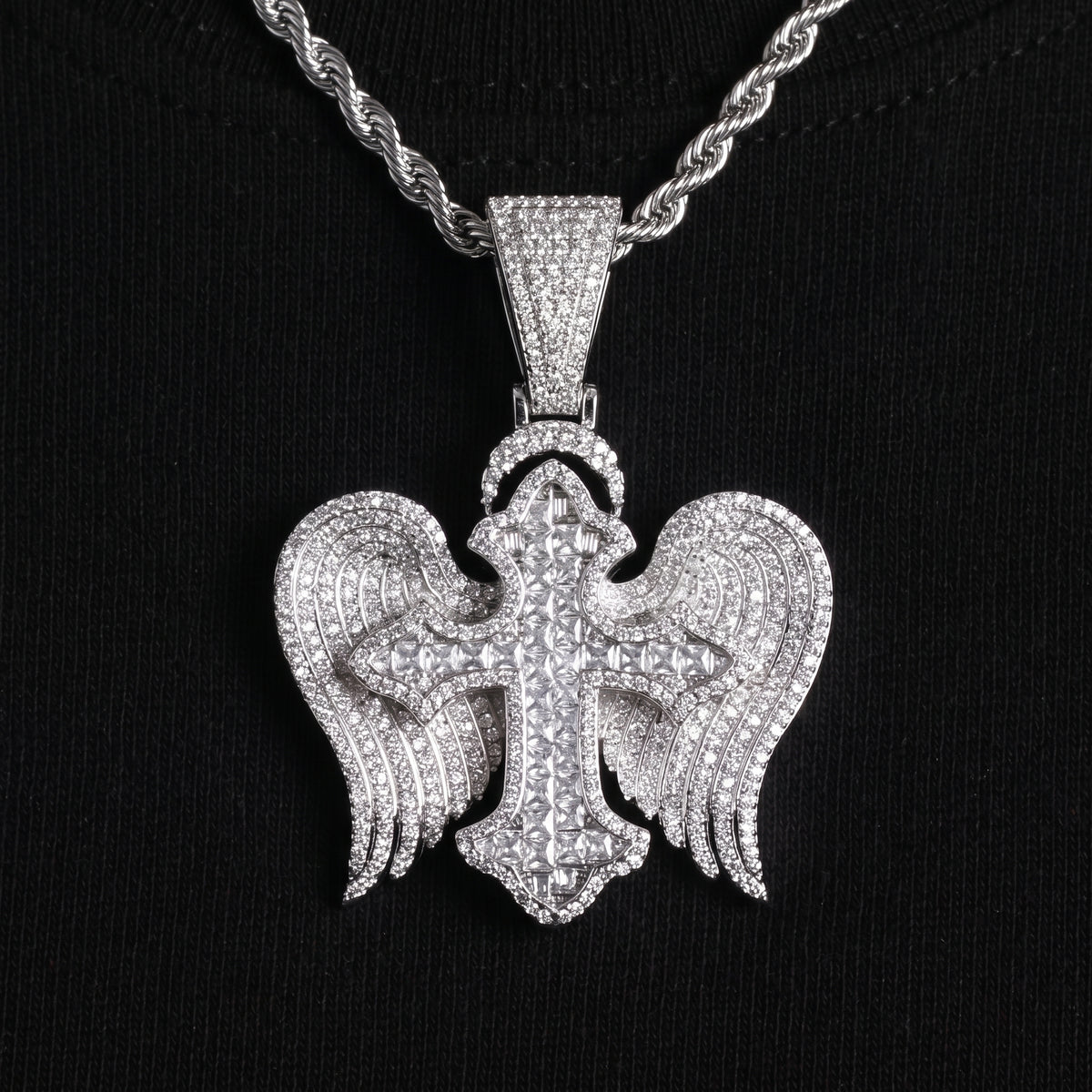 Pendentif croix ailes d'ange glacée, finition argent, vue 3
