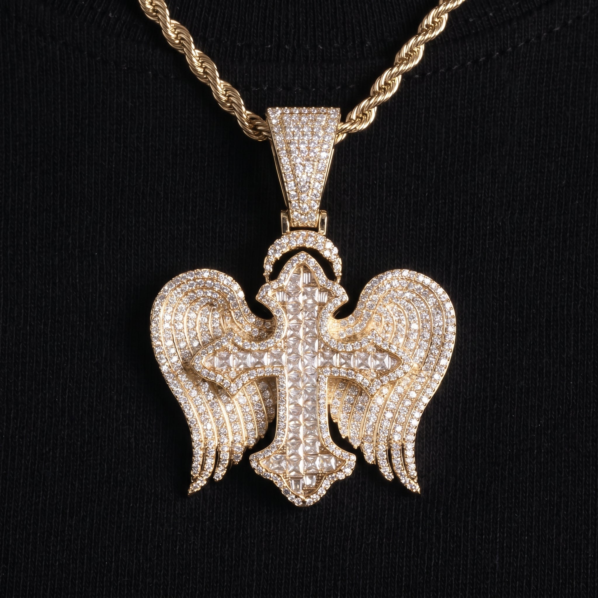 Pendentif croix ailes d'ange glacée, finition or, vue 3
