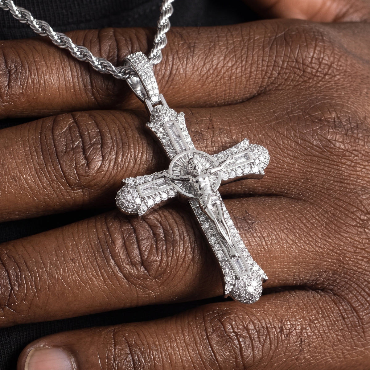 Pendentif crucifix glacé, finition argent, vue 3