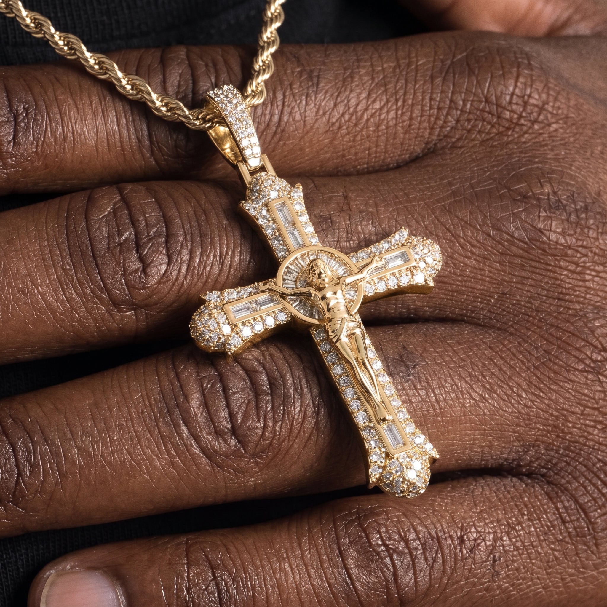 Pendentif crucifix glacé, finition or, vue 3