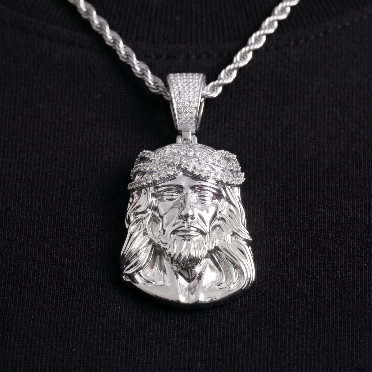 Pendentif tête de Christ couronne d'épines, finition argent, vue 4