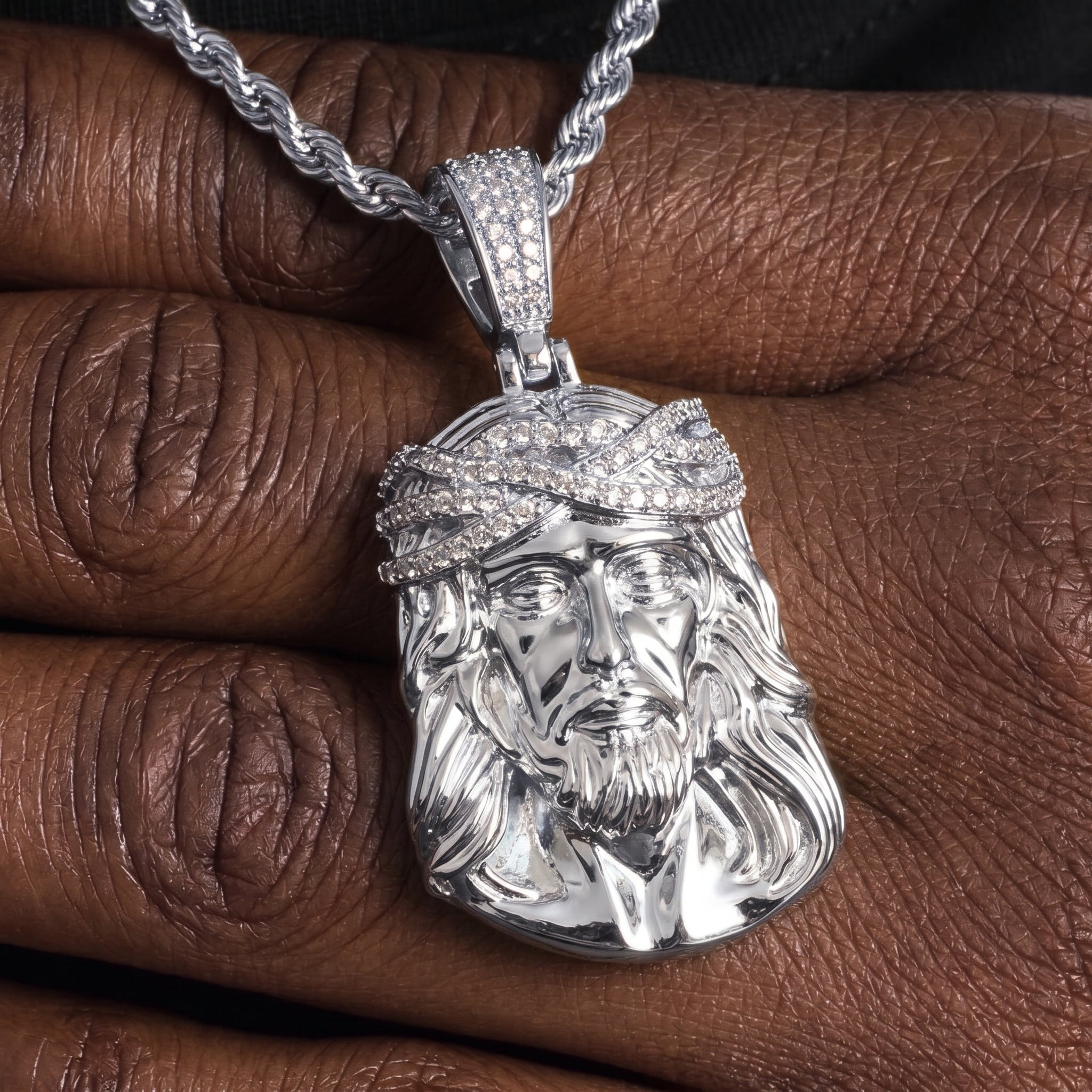 Pendentif tête de Christ couronne d'épines, finition argent, vue 3