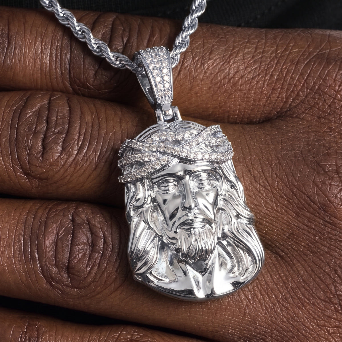 Pendentif tête de Christ couronne d'épines, finition argent, vue 3