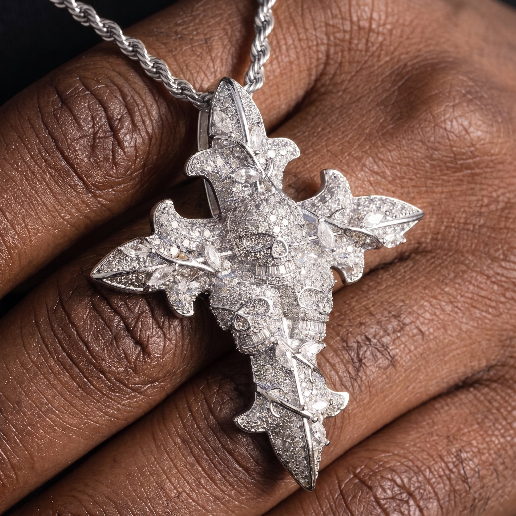 Pendentif croix crânes glacée, finition argent, vue 3