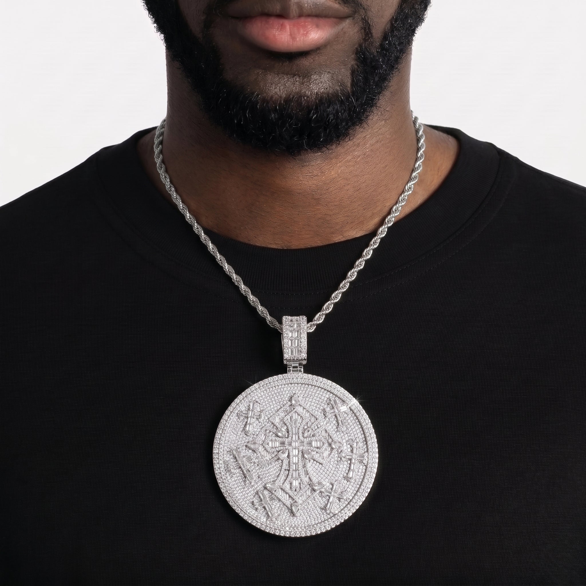 Médaillon croix glacé 62 mm, finition argent