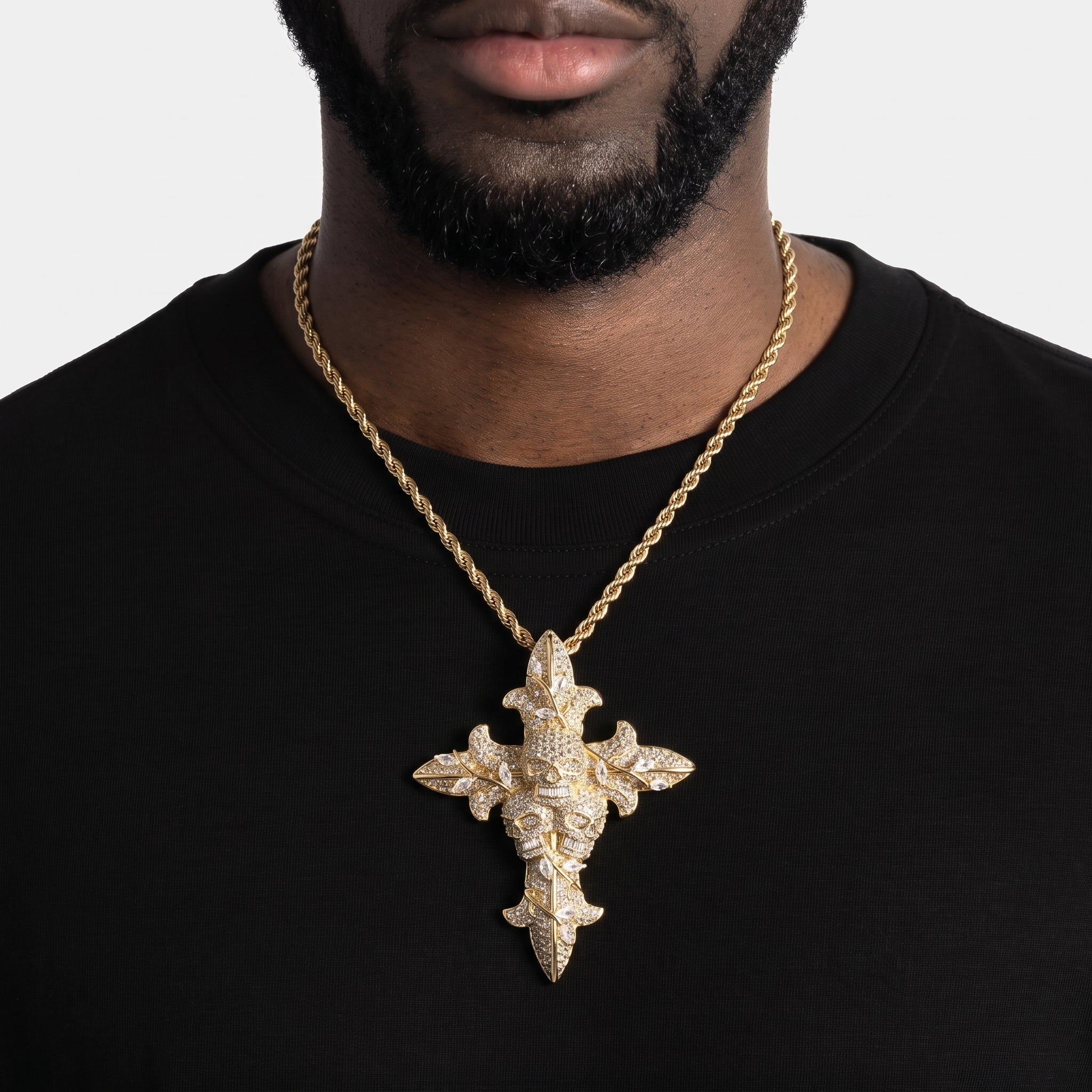 Pendentif croix crânes glacée, finition or