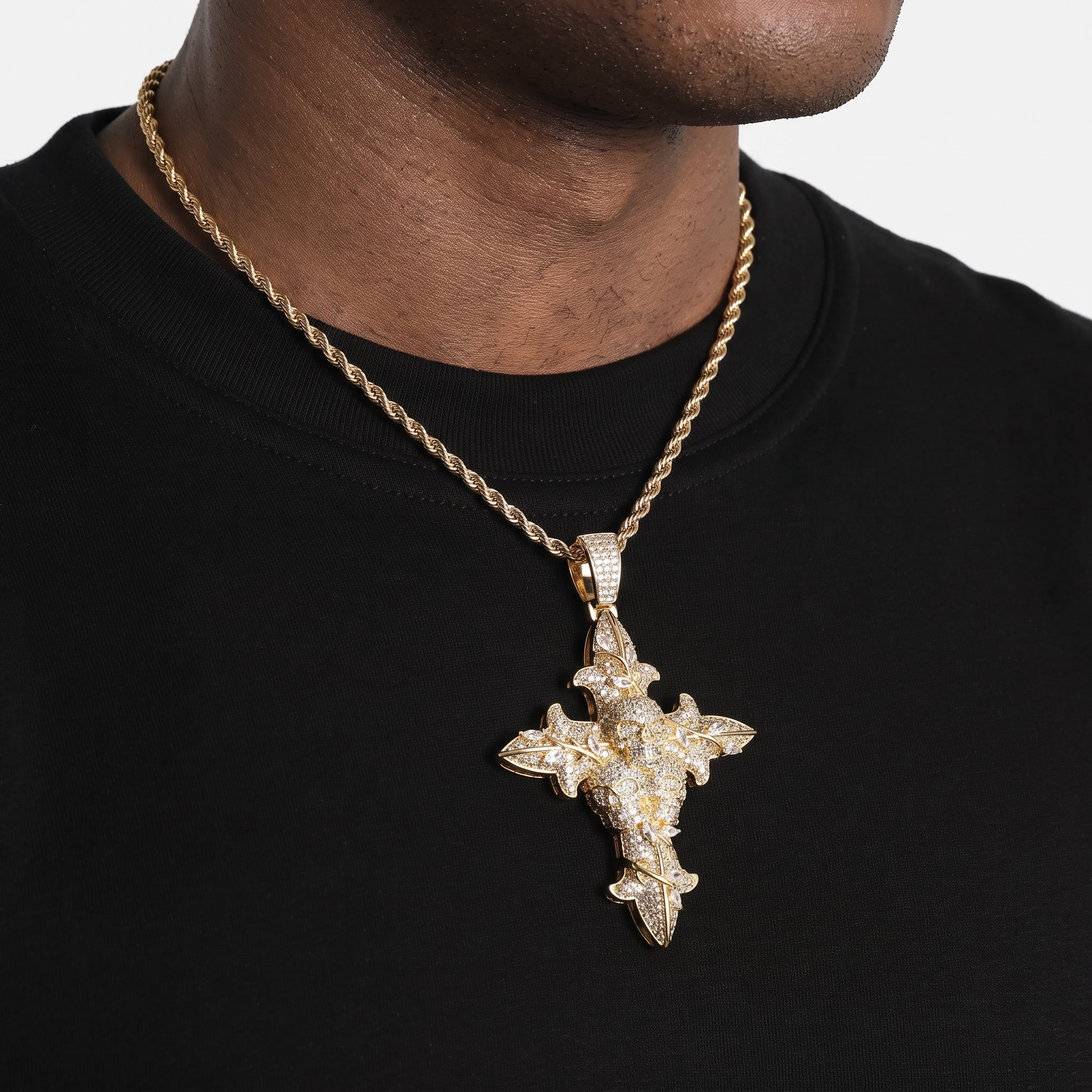Pendentif croix crânes glacée, finition or, vue 2