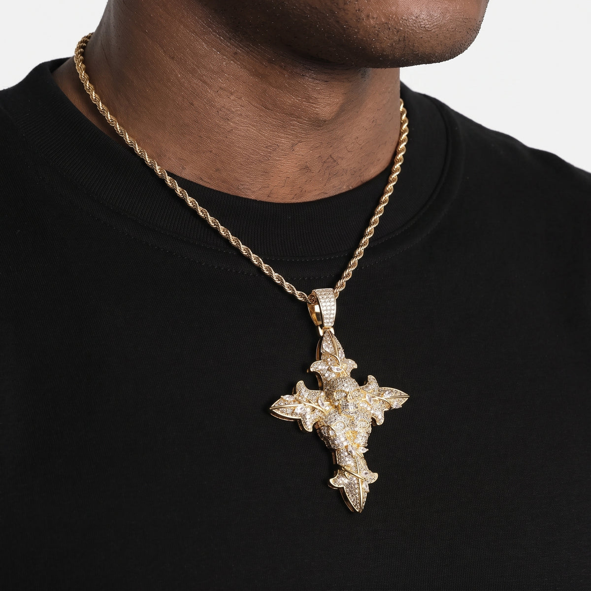 Pendentif croix crânes glacée, finition or, vue 2