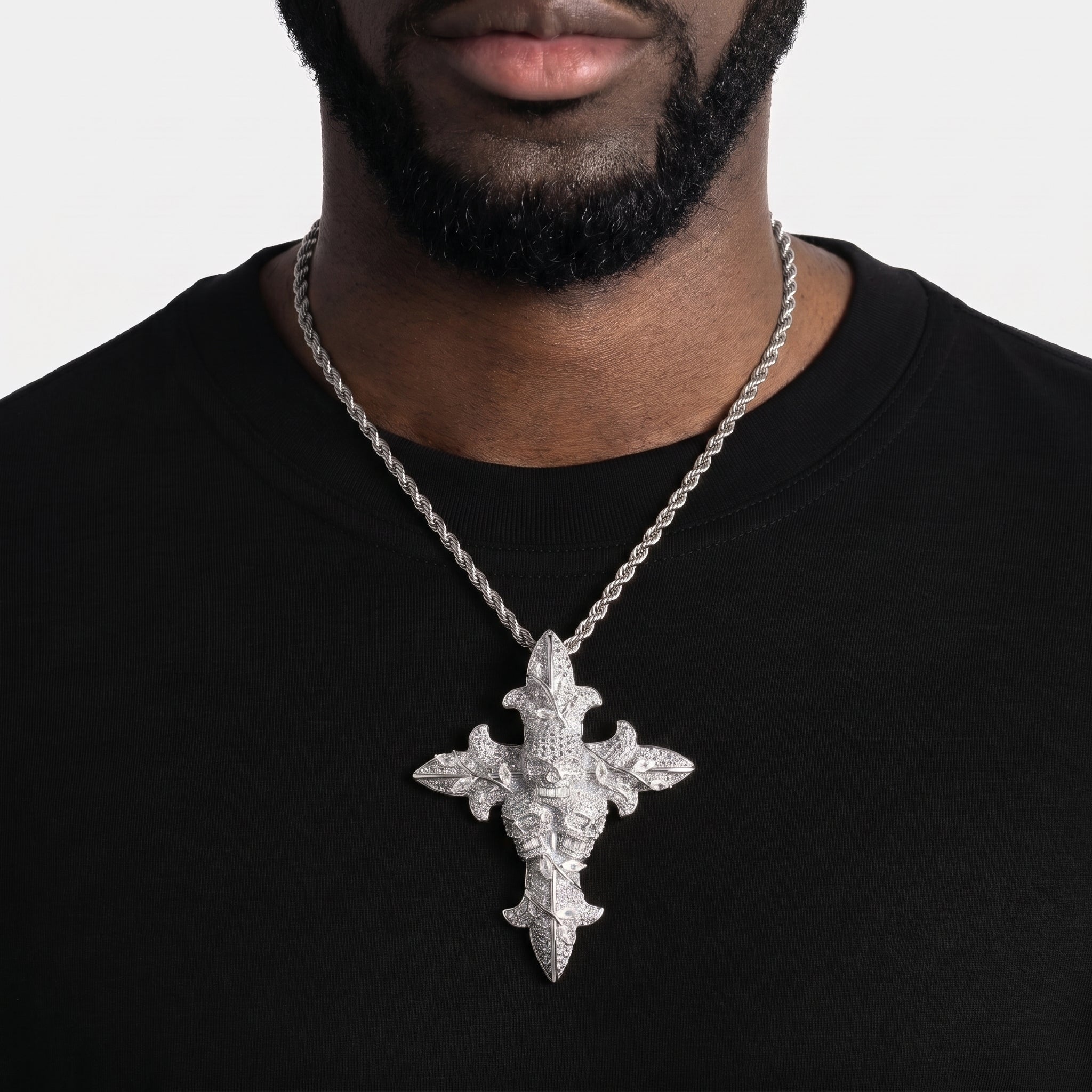 Pendentif croix crânes glacée, finition argent