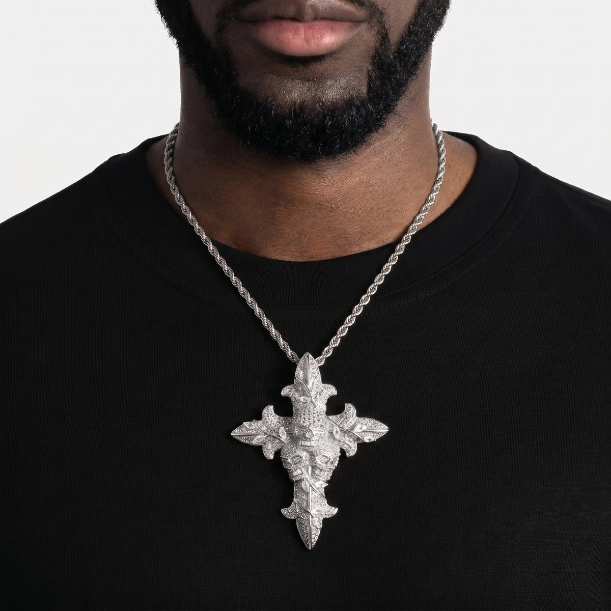 Pendentif croix crânes glacée, finition argent