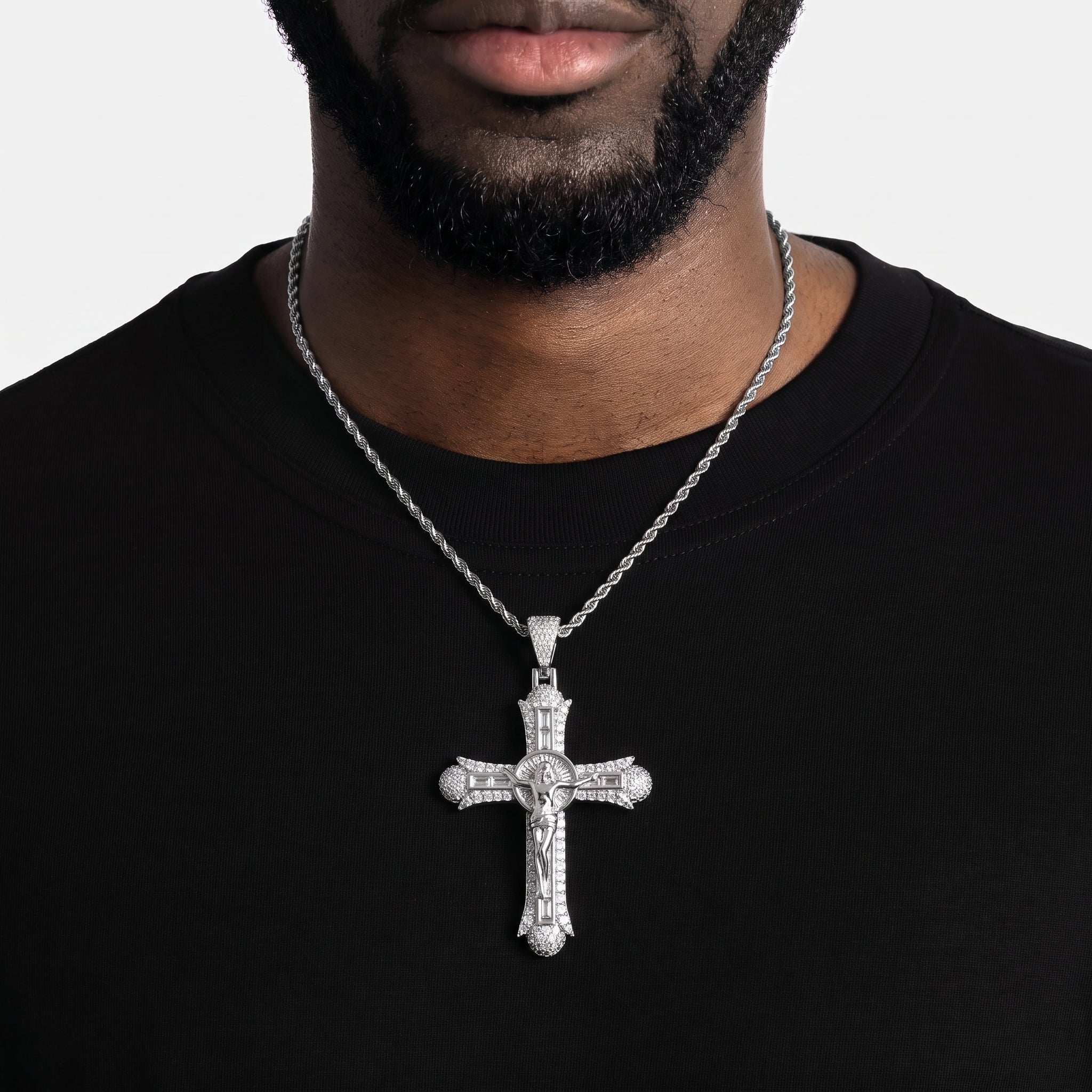 Pendentif crucifix glacé, finition argent, vue 2