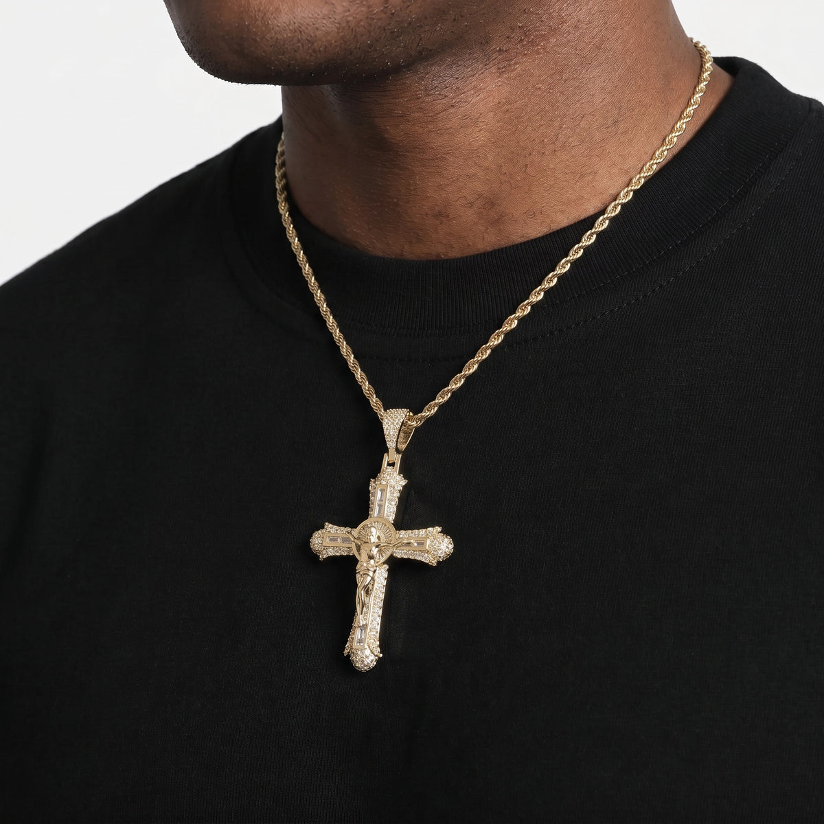 Pendentif crucifix glacé, finition or