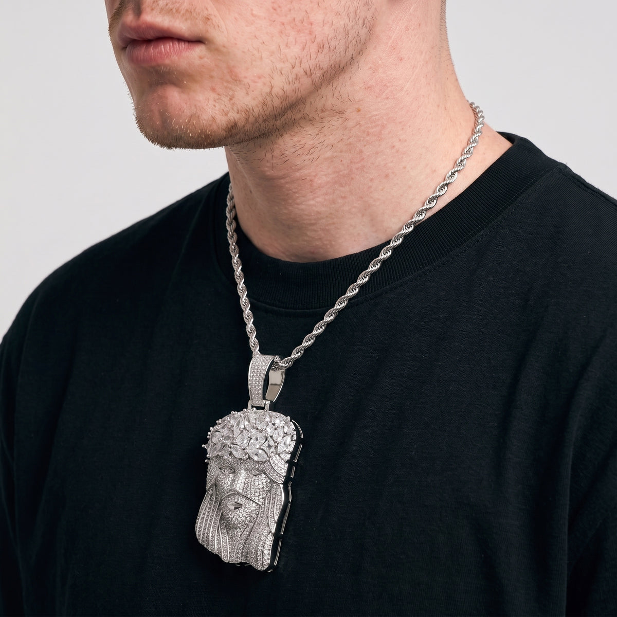 Pendentif tête de Christ glacée, finition argent, vue 2