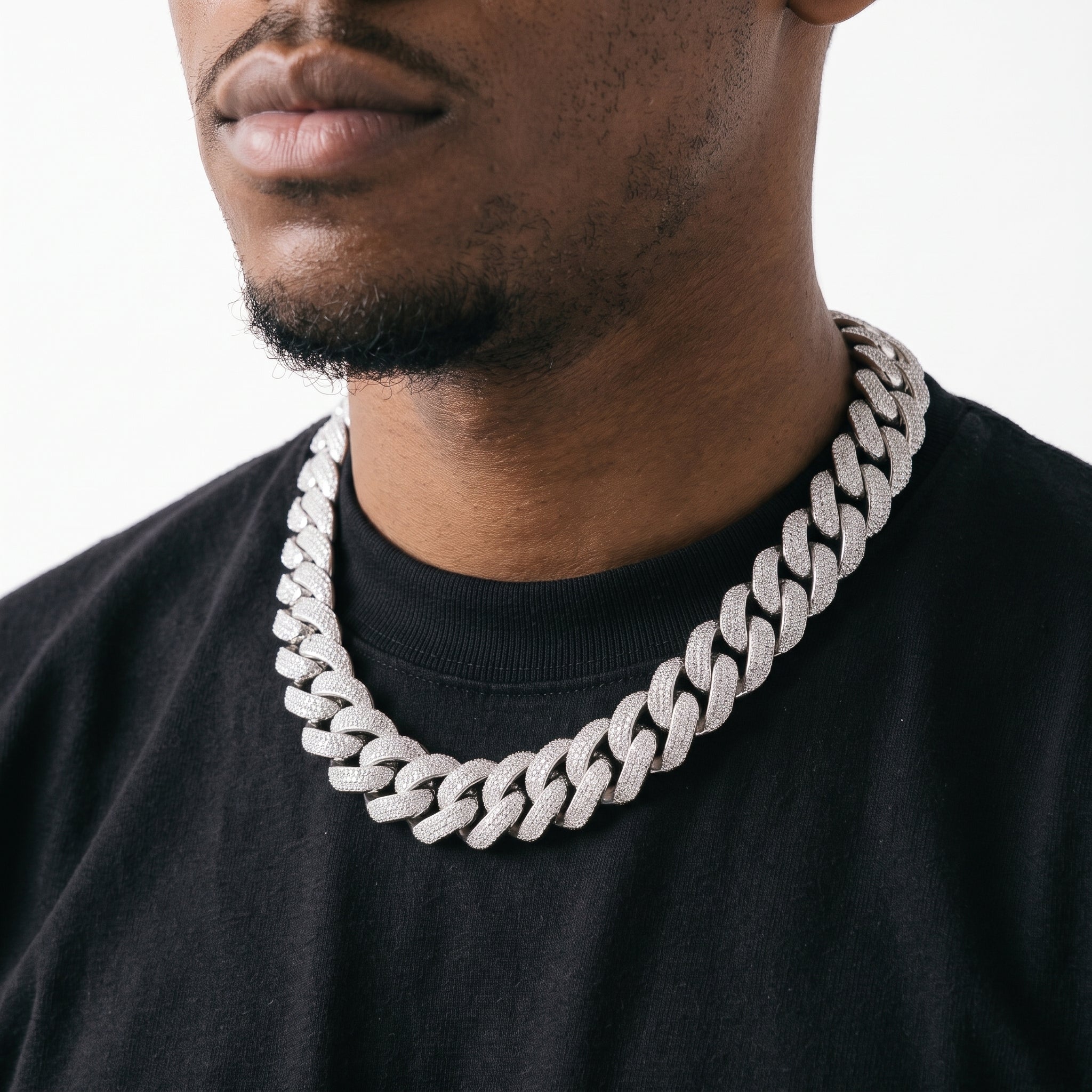 Chaîne cubaine glacée moissanite 18 mm argent portée, vue de profil