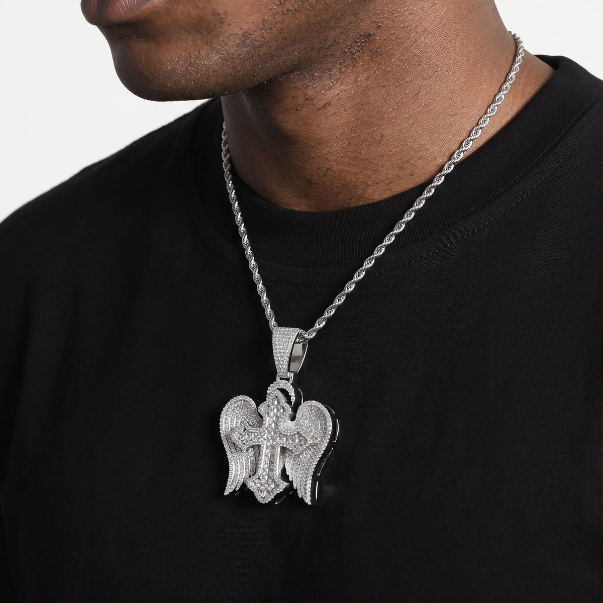 Pendentif croix ailes d'ange glacée, finition argent, vue 4