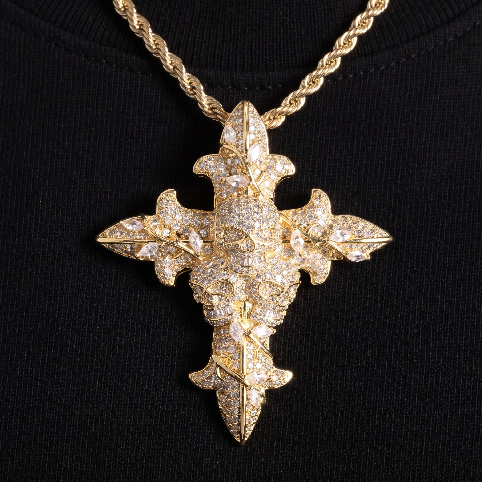 Pendentif croix crânes glacée, finition or, vue 4