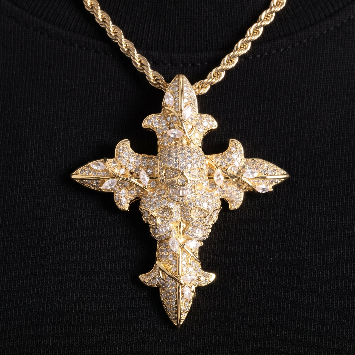 Pendentif croix crânes glacée, finition or, vue 4