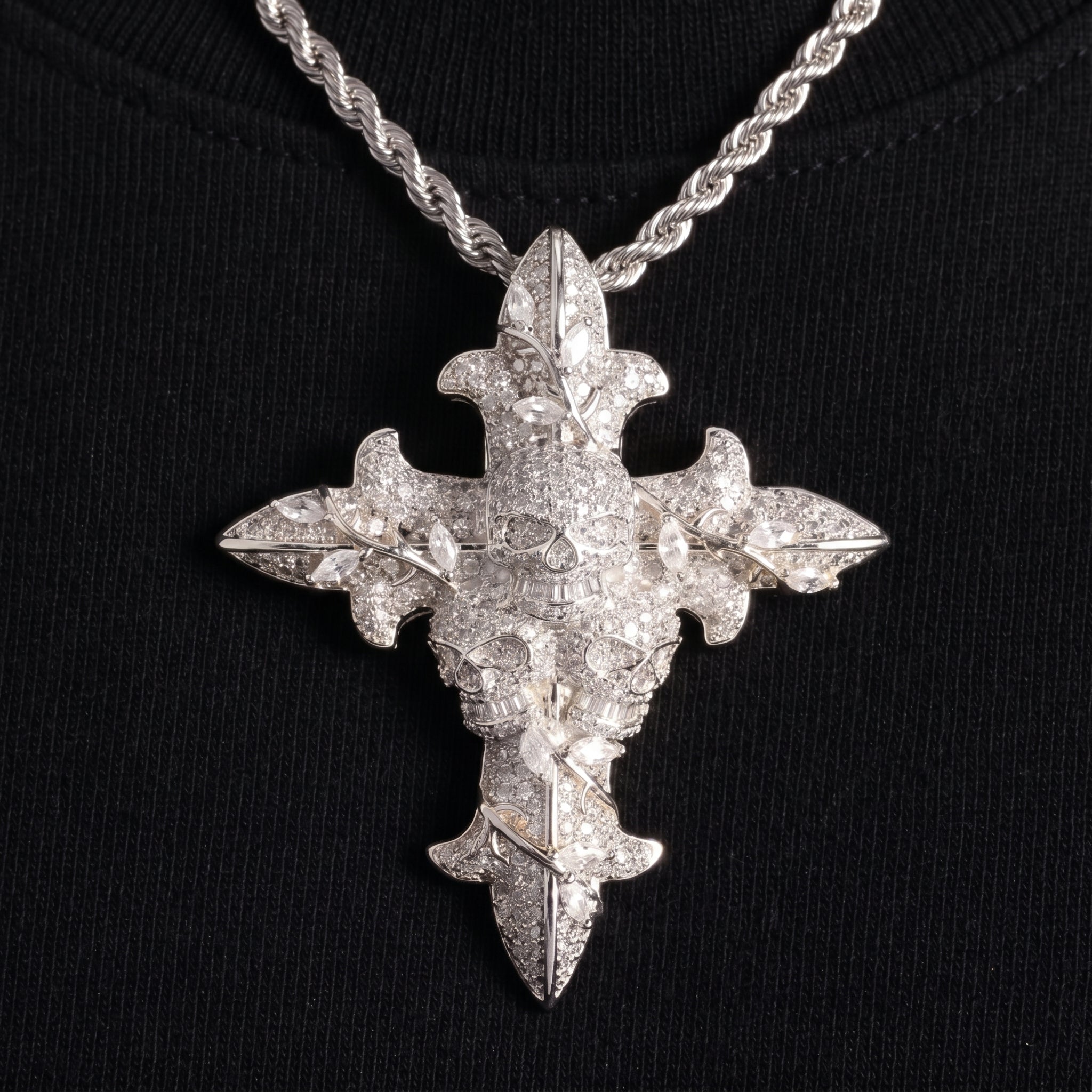 Pendentif croix crânes glacée, finition argent, vue 4
