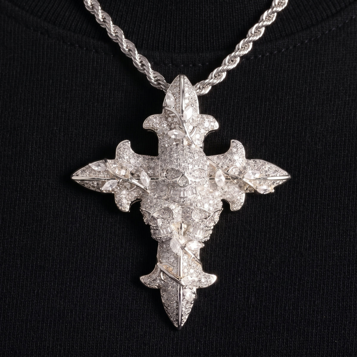 Pendentif croix crânes glacée, finition argent, vue 4