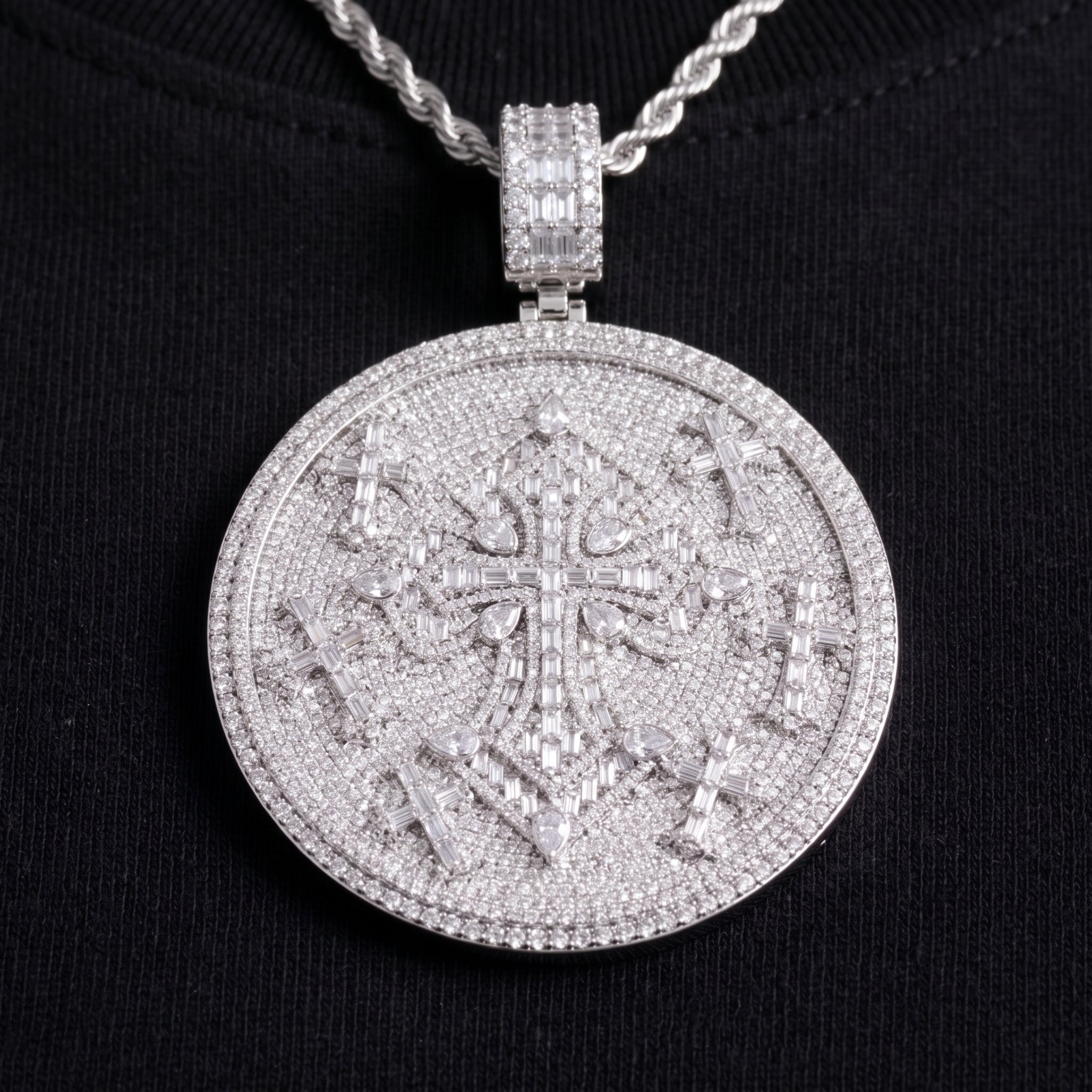 Médaillon croix glacé 62 mm, finition argent, vue 4