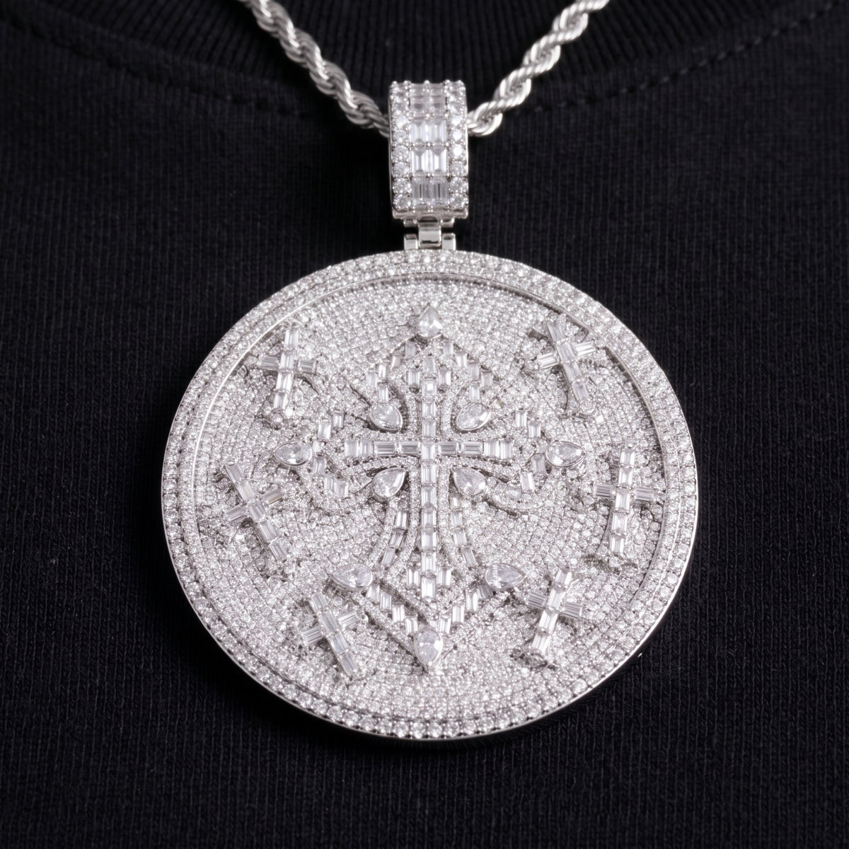 Médaillon croix glacé 62 mm, finition argent, vue 4