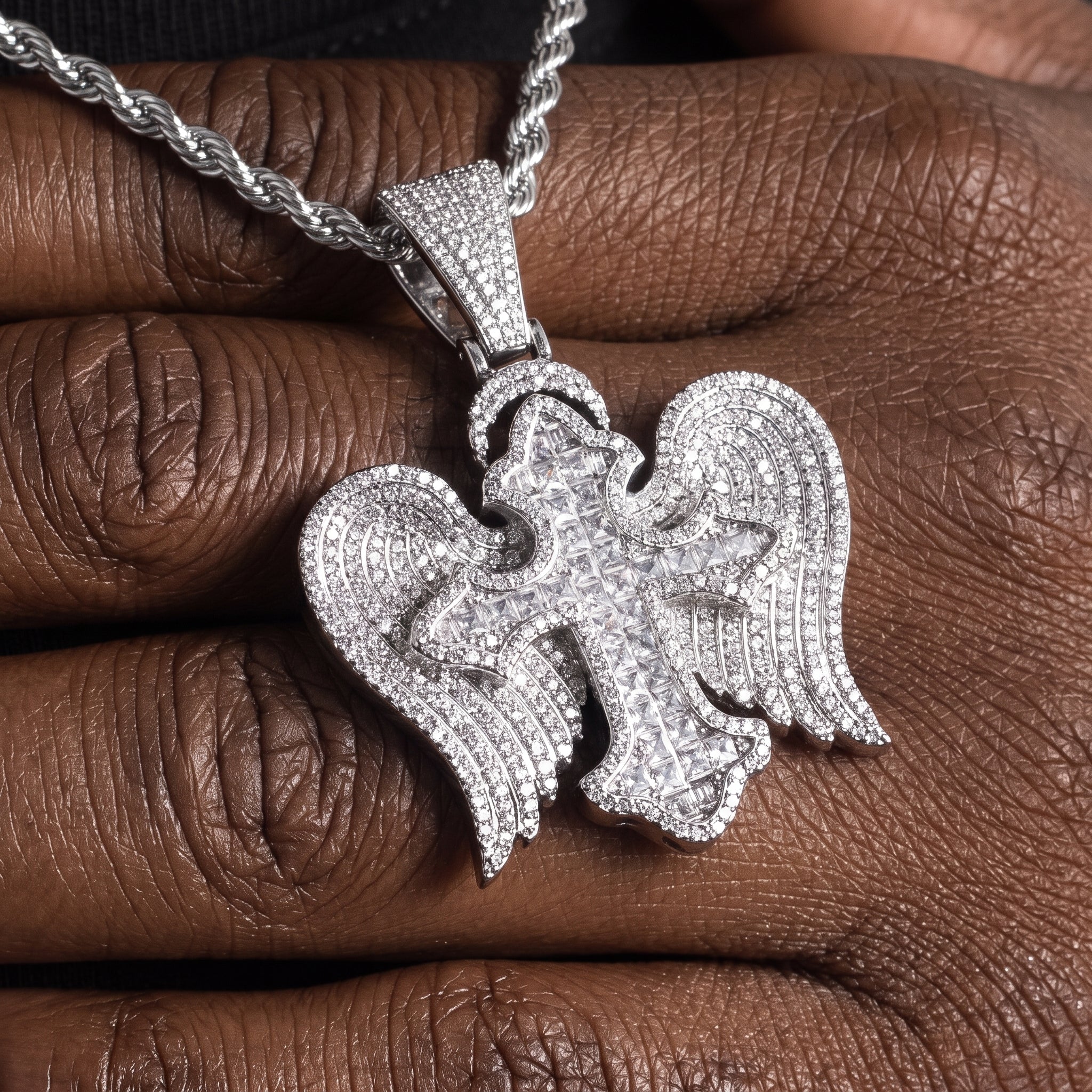 Pendentif croix ailes d'ange glacée, finition argent