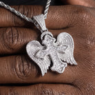 Pendentif croix ailes d'ange glacée, finition argent