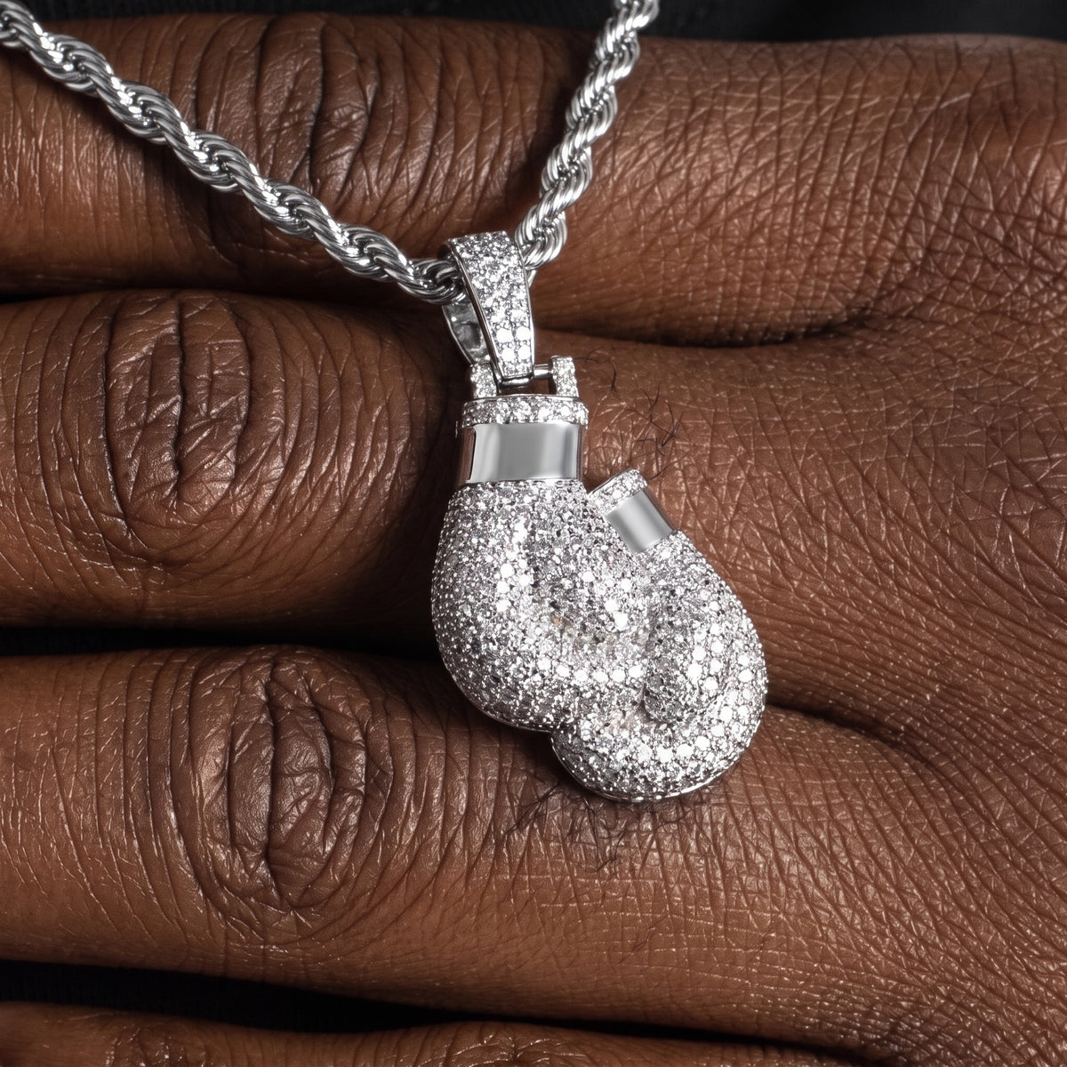 Pendentif gants de boxe glacés, finition argent