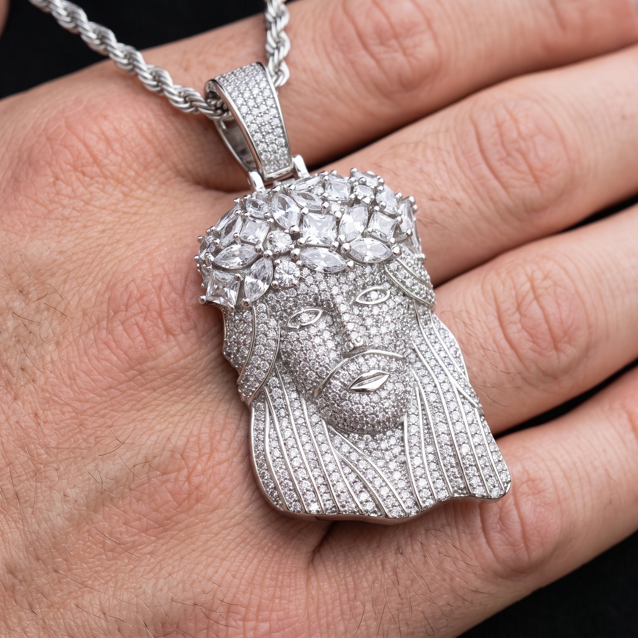 Pendentif tête de Christ glacée, finition argent, vue 3