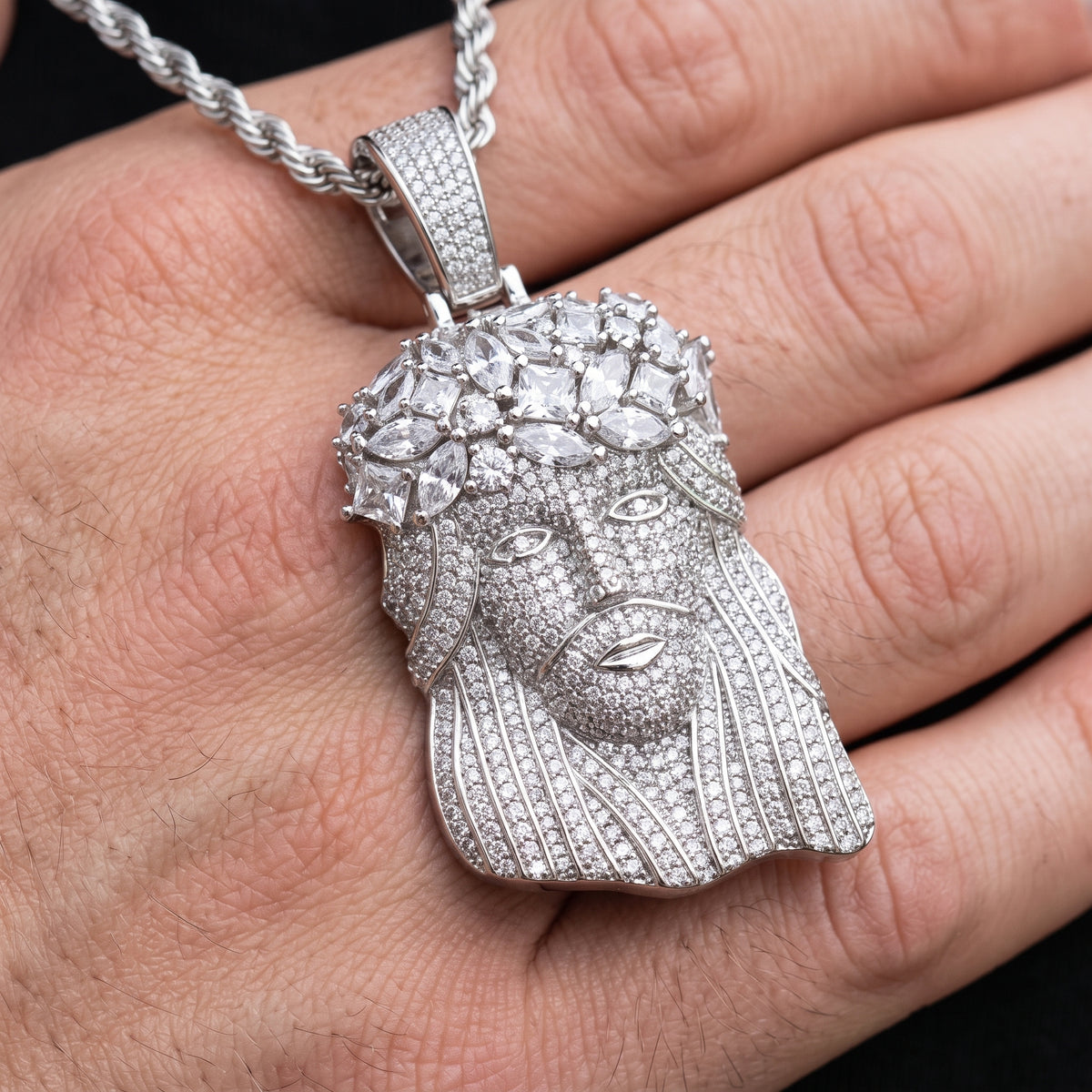 Pendentif tête de Christ glacée, finition argent, vue 3