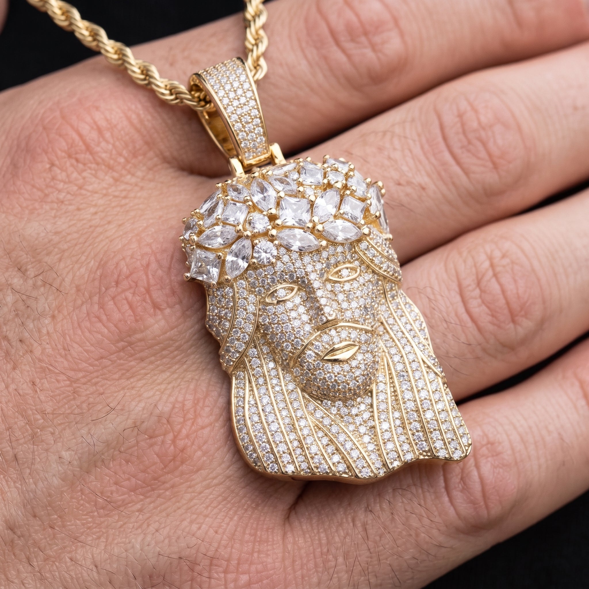 Pendentif tête de Christ glacée, finition or, vue 3