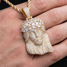Pendentif tête de Christ glacée, finition or, vue 3