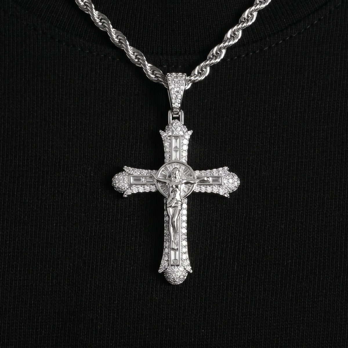 Pendentif crucifix glacé, finition argent, vue 4